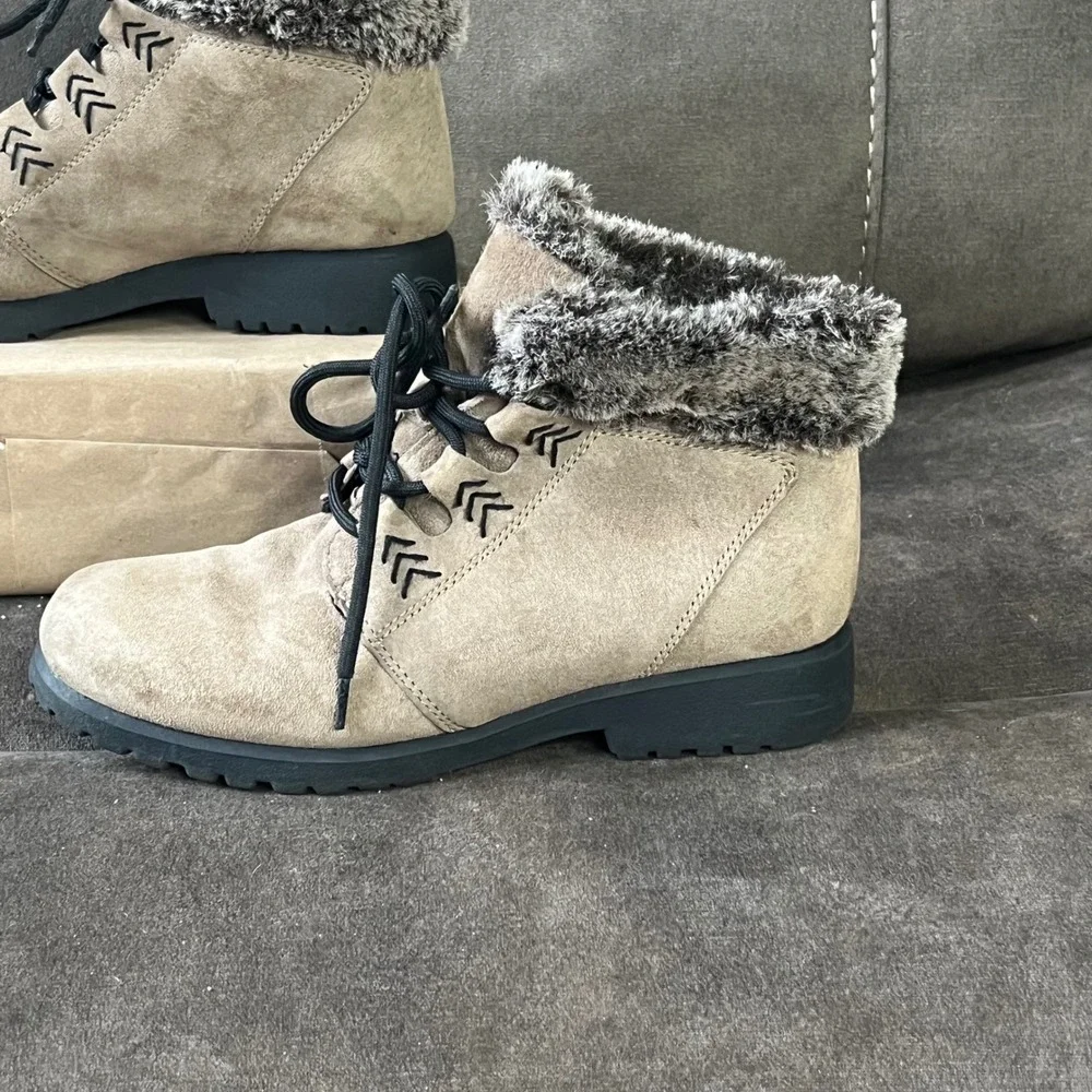 Cobbler Cuddlers Women's Size 7 Faux Fur Lined Ankle Boots Tan Suede Lace Up EUC